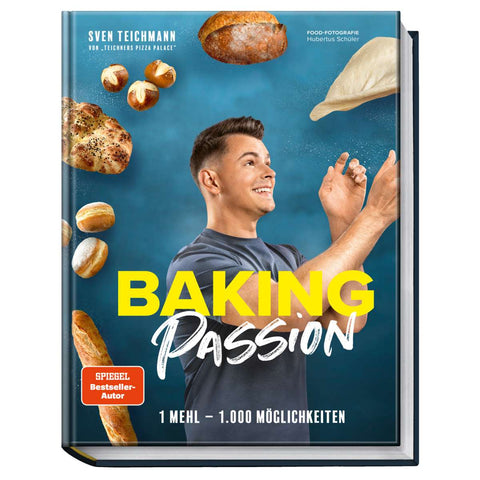 Baking Passion 1 Mehl – 1.000 Möglichkeiten von Sven Teichmann (Buch) von Teichners zeigt auf blauem Cover den Autor mit Brot und Teig, umgeben von Gebäck. Das Buch präsentiert Grundteige, Mehlsorten und vielfältige Backideen.