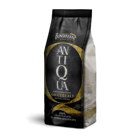 Eine Tüte Bongiovanni Antiqua Cereali - Multikornmischung steht aufrecht. Die Verpackung ist überwiegend schwarz mit einem kreisförmigen, rustikalen Design, auf dem der Produktname zu sehen ist. Auf einem italienischen Etikett darunter steht: „FARINA DI GRANO TENERO CON CEREALI MACINATA A PIETRA“, was auf eine steingemahlene Multikornmischung für Backwaren hinweist.