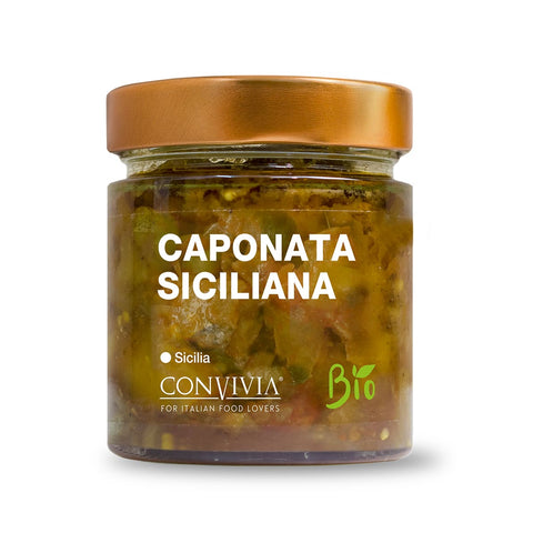 Ein Glas Bio Sizilianische Caponata der Marke Convivia mit goldenem Deckel. Das Etikett hebt die Verwendung biologischer Zutaten hervor und macht es ideal für Liebhaber italienischer Küche. Im Inneren finden Sie ein traditionelles sizilianisches Auberginengericht, das den authentischen sizilianischen Geschmack einfängt.