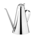 Der Cerutti Inox Olierona Öldosierer 0.5L zeichnet sich durch ein elegantes Edelstahldesign, einen langen, schmalen Ausguss und einen geschwungenen Griff aus, der auf einem weißen Hintergrund abgebildet ist.