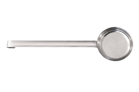 Die Cerutti Inox Pizzasaucen-Kelle (Mestolo) von Cerutti Inox mit langem, geradem Griff und rundem, tiefem Löffel liegt auf weißem Hintergrund - ideal für jede Pizzeria.