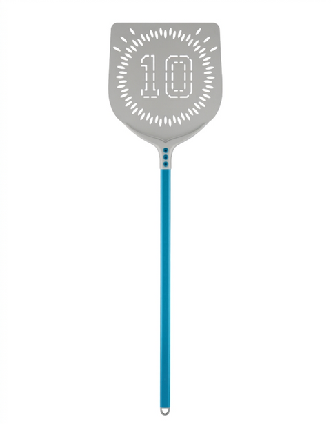 Die quadratische Cerutti Inox Napoli n°10 Pizzaschaufel (36x36cm) ist mit einem dekorativen Muster und der Zahl "10" in der Mitte versehen, die das charakteristische Cerutti Inox Design widerspiegelt.