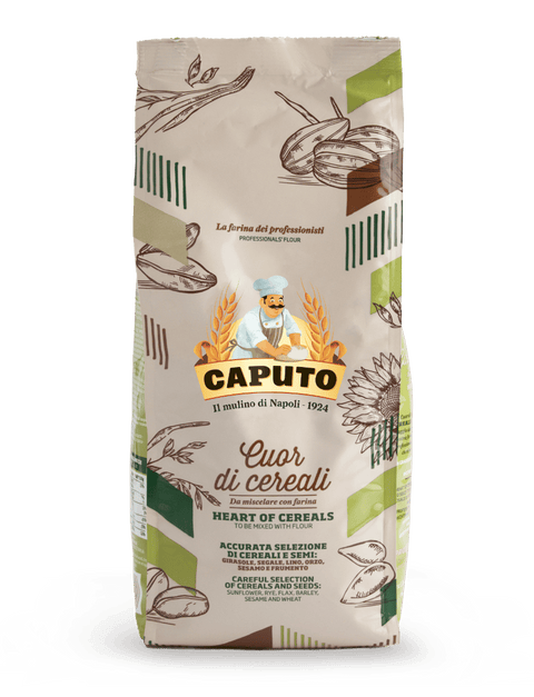 Auf einem beigefarbenen Mulino Caputo-Beutel mit „Caputo – Cuor di Cereali“-Mehl sind Abbildungen von Getreide und einem Koch zu sehen, mit den Texten „Herz des Getreides“, „Il mulino di Napoli – 1924“ und „Profi-Mehl“ in verschiedenen Sprachen.