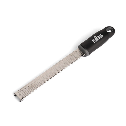 Die FUMOSA CUCINA Zester und Parmesanreibe von Fumosa hat eine Reibefläche aus Edelstahl und einen schwarzen Kunststoffgriff mit Aufhängeloch, ideal zum Zesten oder als Parmesanreibe.