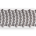 Nahaufnahme der FUMOSA CUCINA Zester und Parmesanreibe von Fumosa, mit einem metallischen, segmentierten Design mit einem sich wiederholenden, geschwungenen Muster zum feinen Reiben, dargestellt auf weißem Hintergrund.