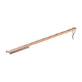 Die FUMOSA Pizzaofen-Bürste von Fumosa ist eine Holzbürste mit 75 cm langem Griff, langlebigen schwarzen Edelstahlborsten, einem Metallschaber zur effizienten Pizzastein-Reinigung und einer Aufhängeschlaufe aus Leder.