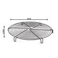 Ein Pizzalovers Rundes Abkühlgitter für Pizza 32 cm mit einem runden Metall-Abkühlgitter-Design, mit einem spiralförmigen Drahtmuster und drei stabilen Beinen, wird angezeigt. Der Durchmesser beträgt 32 cm und die Höhe beträgt 2,7 cm. Ideal für optimale Luftzirkulation, kann dieses vielseitige Abkühlgitter auch als Pizzagitter verwendet werden.