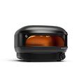 Der Gozney Arc Lite Gas Pizzaofen von Gozney verfügt über ein elegantes schwarzes Kuppeldesign, eine große Frontöffnung, einen leuchtend orangefarbenen Innenraum und einen Bedienknopf. Er ist gasbetrieben und heizt auf bis zu 500 °C für perfekte Pizzen bei jeder Gelegenheit.