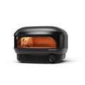 Der Gozney Arc Lite Gas Pizzaofen ist ein schwarzer, gasbetriebener Ofen mit einer Glasfront, die eine orangefarbene Flamme zeigt. Er hat eine abgerundete Oberseite, einen Bedienknopf unten rechts und erreicht bis zu 500 °C.