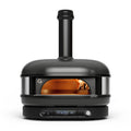 Der Gozney Dome Gen 2 Pizzaofen - Hybrid Brennstoffsystem ist ein stilvoller, moderner schwarzer Außenofen mit digitalem Bedienfeld, Schornstein, sichtbaren Flammen und dem Markennamen "Gozney" auf der Vorderseite.