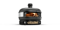 Ein eleganter, schwarzer Pizzaofen für den Außenbereich mit gewölbter Oberseite und Kamin, mit einer Öffnung an der Vorderseite und sichtbaren Flammen im Inneren. Darunter befindet sich ein Lagerraum für Holzscheite. Dieses Design des Gozney Dome Pizzaofens (Multi-Fuel Gas/Holz) Off Black (Limited Edition) kombiniert moderne und traditionelle Elemente und ist perfekt für alle, die gerne mit Holz kochen wie Profiköche.