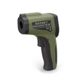 Ein grün-schwarzes Gozney Infrarot-Thermometer mit Pistolengriff, ideal zur Temperaturregelung in Pizzaöfen, mit Anzeigebereichen von -50 °C bis 380 °C sowie Konformitätssymbolen vor weißem Hintergrund.