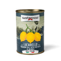 Eine Dose mit der Aufschrift „Gustarosso“ und einem Bild von drei gelben Tomaten am Strauch. Die Dose enthält außerdem ein Hintergrundbild einer Person, die auf einem Feld arbeitet, und einen Text mit den Angaben „Lucariello GUSTAROSSO Gelbe Kirschtomaten – 400 g“, „100 % Italiani“ und „Gelbe Kirschtomaten“.