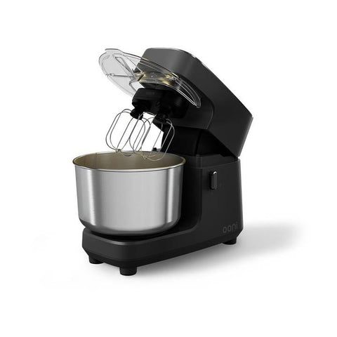 Schwarze Ooni Halo Core Spiral-Knetmaschine (Standmixer) mit einer Rührschüssel aus Metall und einem durchsichtigen, nach hinten geneigten Spritzschutz.