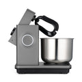 Seitenansicht der modernen grauen Wilfa Küchen- & Knetmaschine Probaker, die eine 7-Liter-Fassungsvermögen-Edelstahlschüssel und elegantes Design präsentiert. Der Mixerkopf ist nach hinten geneigt und gibt den Blick auf das doppelt effektive Knetsystem und den Befestigungspunkt für Rührwerkzeuge frei. Der Markenname „Wilfa“ ist auf der Seite sichtbar.
