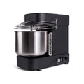 Ein schwarzer KernKraft KnetKraft 5 Spiral-Knetmaschine Standmixer mit Edelstahlschüssel und Metall-Schutzgitter, Bedienknöpfen und "KnetKraft"-Etikett - ideal für die Herstellung von Pizzateig, auf weißem Hintergrund.