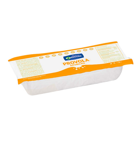 Eine vakuumversiegelte Packung „Latteria Sorrentina Fior di Latte Provola 1 kg“ Käse, hergestellt durch traditionelle Käseherstellung, gekennzeichnet mit dem Markennamen „Latteria Sorrentina“ in blauer Schrift. Die Verpackung ist weiß mit orangefarbenen Akzenten und enthält Nährwertinformationen und andere Texte.