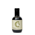 Eine kleine, dunkel gefärbte Flasche Ciccolella Olivenöl extra vergine mit Rosmarin-Aroma (100 ml) mit schwarzem Schraubverschluss. Das beigefarbene Etikett zeigt den Buchstaben „C“ und eine Olivengrafik mit dem Text: „GB, Aromatizzati, Olio da condimento al rosmarino“. Die Flasche steht allein auf einem weißen Hintergrund.