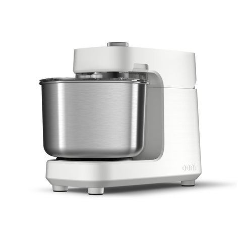 Die Ooni Halo Pro Spiral-Knetmaschine & Küchenmaschine mit Spiral-Knettechnologie und einer Edelstahlschüssel auf weißem Sockel besticht durch glatte Linien und ein kompaktes Design. Dieser elegante Mixer von Ooni ist perfekt für Pizzateig und kombiniert mühelos Eleganz und Funktionalität.