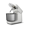 Die Ooni Halo Pro Spiral-Knetmaschine & Küchenmaschine ist eine elegante weiße Küchenmaschine mit einer Rührschüssel aus Metall, einem Knethaken und einem kippbaren Deckel für den perfekten Pizzateig und liefert Ergebnisse wie ein professioneller Mixer.