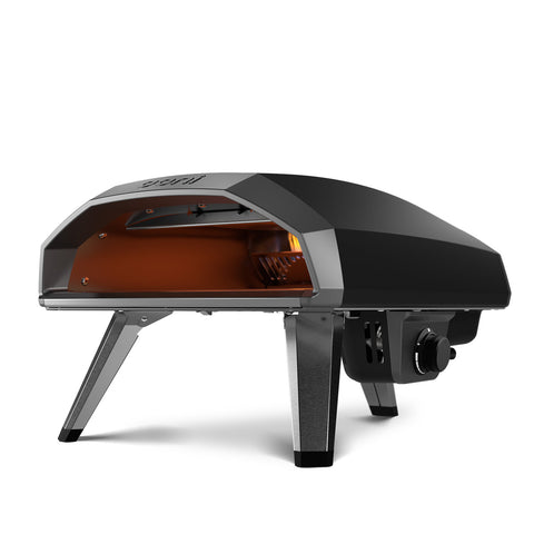 Der Ooni Koda 2 Gas-Pizzaofen von Ooni ist ein tragbarer Outdoor-Ofen in Schwarz und Silber mit klappbaren Beinen, offener Vorderseite und seitlichem Bedienknopf – perfekt für neapolitanische Pizzen mit seiner innovativen G2-Gas-Technologie.