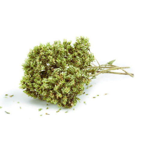 Ein kleiner Oregano Bündel - Delizie Di Calabria (Oregano a Mazzetto) mit grünen Blättern und Blütenknospen, die auf einem weißen Hintergrund mit verstreuten Blättern ruhen - ideal für die authentische mediterrane Küche. Marke: Delizie di Calabria.