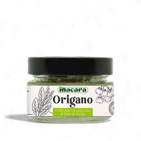 Ein 20-g-Glas mit Macara Origano di Sicilia und schwarzem Deckel. Das italienische Etikett zeigt Oreganoblätter und Tomaten und gibt an, dass es in der Sonne Siziliens angebaut und getrocknet wird.