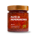Die „Bio Chilipastete Convivia“ von Convivia stammt aus Sizilien und ist ein feuriges Gewürz, das italienische Feinschmecker lieben. Auf dem Etikett steht prominent „Bio“, was auf die Bio-Zutaten hinweist, und obendrauf befindet sich ein kupferfarbener Deckel, der die leuchtende Bio-Chilipastete enthält.