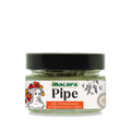 Ein kleines Glas mit Macara Pipe Aromatisiertes Salz 90 g - Cayennepfeffer und Knoblauch, mit schwarzem Deckel und einem blumigen Etikett mit einer Frau, italienischem Text und einem Hauch von Meersalz Trapani.
