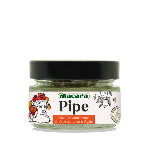Ein kleines Glas mit Macara Pipe Aromatisiertes Salz 90 g - Cayennepfeffer und Knoblauch, mit schwarzem Deckel und einem blumigen Etikett mit einer Frau, italienischem Text und einem Hauch von Meersalz Trapani.