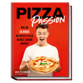 Das Kochbuch „Pizza Passion“ von Sven Teichmann (Marke: Teichners) zeigt auf dem Cover einen lächelnden jungen Mann, der eine Pizza hält, vor einem leuchtend roten Hintergrund mit kräftigem weiß-gelbem Text.