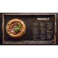 Links ist auf einem Holztablett Pizza mit Rucola zu sehen. Rechts zeigt die deutsche Speisekarte mit dem Titel "INHALT" Pizza-Innovationen aus "In Pizza We Crust - Das Buch für alle, die Pizza lieben" von Ava Verlagsauslieferung.