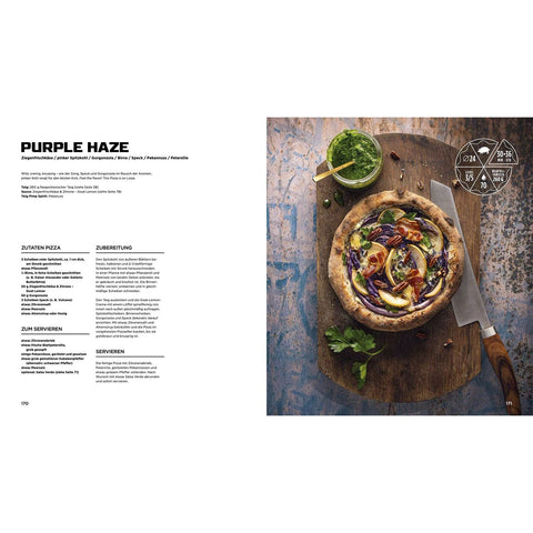 Auf einem rustikalen Holztisch liegt eine Veggie-Pizza mit roten Zwiebeln, Karotten und Grünzeug, Kräutern und einem Messer. Entdecken Sie die Kreativität der Pizza mit dem Rezept "Purple Haze" aus In Pizza We Crust von Ava Verlagsauslieferung auf der linken Seite des Bildes.