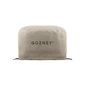 Abgebildet ist eine beige Schutzhülle mit der Aufschrift „Gozney“ in schwarzer Schrift. Die Gozney ARC + ARC XL Abdeckhaube kurz hat eine abgerundete Oberseite und schmiegt sich eng um das zu schützende Objekt. Sie bietet wetterfesten Schutz für die Elemente und verfügt an der Unterseite über verstellbare Kordeln zur Befestigung.