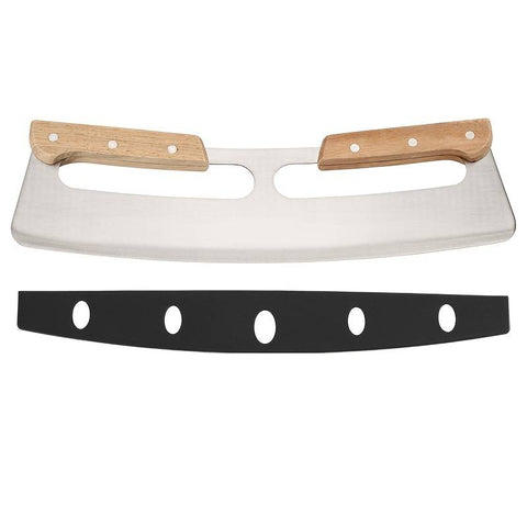 Der Pizzalovers Pizzaschneider (Wiegemesser) verfügt über eine gebogene Klinge aus rostfreiem Stahl und Holzgriffe, die sich perfekt für wiegende Bewegungen eignen, um Kräuter, Gemüse oder andere Zutaten präzise zu hacken. Er ist aus gehärtetem Edelstahl gefertigt und verfügt über einen schwarzen Klingenschutz mit ovalen Aussparungen für zusätzliche Sicherheit.
