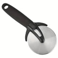 Ein Pizzalovers Pizzaschneider mit schwarzem ergonomischem Griff und runder Klinge aus 430 Edelstahl. Der Griff hat am Ende ein Loch, möglicherweise zum Aufhängen, und einen integrierten Fingerschutz zur Sicherheit. Das Design wirkt robust und praktisch zum Pizzaschneiden.