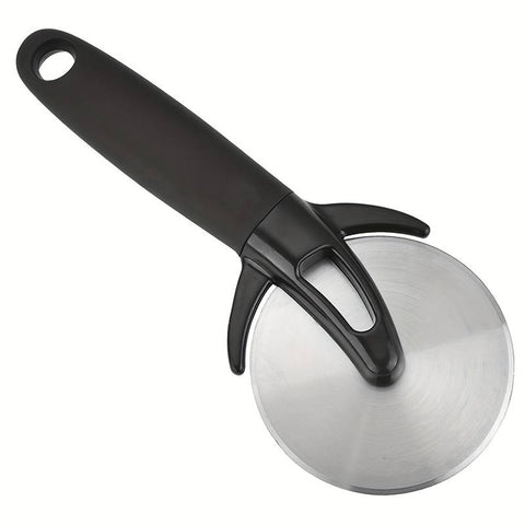 Ein Pizzalovers Pizzaschneider mit schwarzem ergonomischem Griff und runder Klinge aus 430 Edelstahl. Der Griff hat am Ende ein Loch, möglicherweise zum Aufhängen, und einen integrierten Fingerschutz zur Sicherheit. Das Design wirkt robust und praktisch zum Pizzaschneiden.