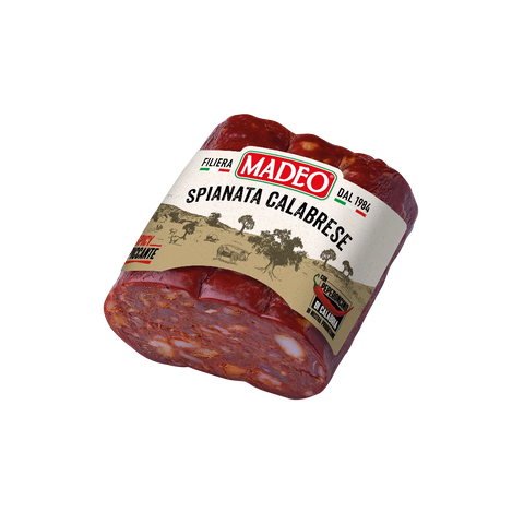 Eine 250-g-Packung Madeo Salami Spianata am Stuck (Schiacciata), hergestellt aus hochwertigem Schweinefleisch, mit sichtbarem Etikett und marmoriertem rotem Fleisch, isoliert auf weißem Hintergrund - ein köstliches Alleinstellungsmerkmal unter den Wurstsorten.