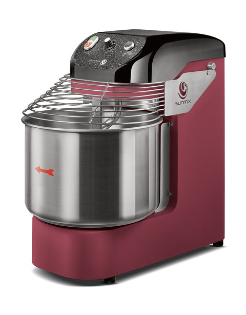 Eine rot-silberne Küchenmaschine, bekannt als „Spiralknetmaschine SUNMIX Easy Line 6“, verfügt über eine Rührschüssel aus Edelstahl, einen Schutz aus Draht und Bedienknöpfe auf der schwarzen Oberseite. Die professionelle Spiralknetmaschine zeigt auf der Seite deutlich sichtbar den Markennamen und das Logo von Sunmix, vor einem schlichten weißen Hintergrund.