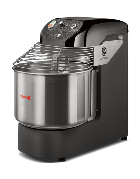 Eine elegante, moderne schwarze Spiralknetmaschine SUNMIX Easy Line 6 mit einer Rührschüssel aus poliertem Edelstahl. Diese professionelle Maschine verfügt über einen Drahtschutz zur Sicherheit, Bedienknöpfe auf der Oberseite und einen beschrifteten Pfeil auf der Schüssel, der die Rührrichtung angibt. Der Markenname „Sunmix“ ist deutlich sichtbar an der Seite angebracht.