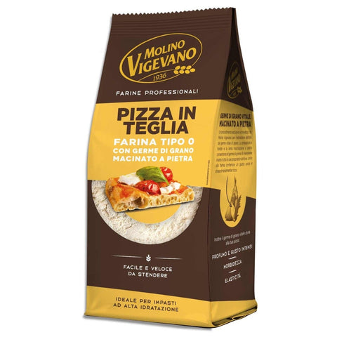 Eine Packung Mehl Molino Vigevano Pizza in Teglia-Mehl (500 g). Die Tüte hat ein braun-gelbes Design und zeigt ein Bild eines gebackenen Pizzastücks. Es hebt hervor, dass es sich um FARINA TIPO 0 mit Weizenkeimen handelt, steingemahlen und für Teige mit hohem Feuchtigkeitsgehalt geeignet ist.