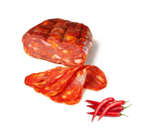 Ein Block Madeo Salami Spianata am Stuck (Schiacciata) 250G mit drei dünnen Scheiben und roten Chilischoten ist auf einem weißen Hintergrund abgebildet.