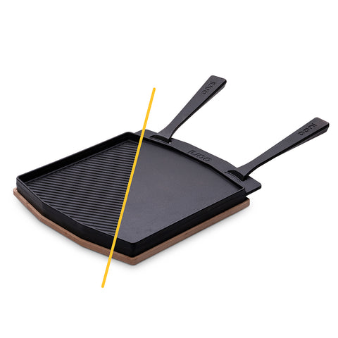 Abgebildet ist eine doppelseitige schwarze rechteckige Gusseisenpfanne mit einer flachen und einer geriffelten Seite. Die doppelseitige Grillpfanne von Ooni hat zwei Griffe, einen auf jeder Seite, mit dem Markennamen „Ooni“. Eine gelbe diagonale Linie trennt die geriffelte Seite von der flachen Seite.