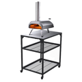Der Ooni Modultisch Medium von Ooni ist ein tragbarer Pizzaofen mit schwarzem Metallgestell, zwei Gitterrosten und einem Edelstahlkamin. Er verfügt über eine offene Tür, die das Feuer im Inneren freigibt, und ist ideal für die Außenküche, da er mit Rädern für einfache Mobilität ausgestattet ist.