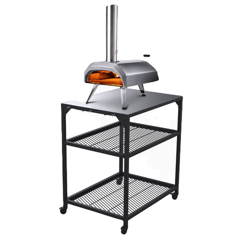 Der Ooni Modultisch Medium von Ooni ist ein tragbarer Pizzaofen mit schwarzem Metallgestell, zwei Gitterrosten und einem Edelstahlkamin. Er verfügt über eine offene Tür, die das Feuer im Inneren freigibt, und ist ideal für die Außenküche, da er mit Rädern für einfache Mobilität ausgestattet ist.