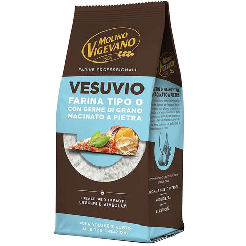 Eine braun-blaue Tüte Molino Vigevano „Mehl Molino Vigevano Vesuvio 500 GR. Typ 0“ mit einem Bild von Brot auf einer Holzoberfläche. Der Text auf der Verpackung hebt hervor, dass es ideal für leichte und luftige Teige ist, perfekt für neapolitanische Pizza, und dass es steingemahlene Weizenkeime enthält.