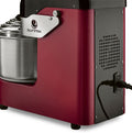 Ein rot-schwarzer Sunmix EVO6 Line Professionelle Teigmaschine-Touchscreen von Sunmix trägt den Markennamen „Sunmix“ auf einem Metallbefestigungsarm. Dieser Teigartenmixer umfasst eine Metallschüssel und ein sichtbares, seitlich eingestecktes Netzkabel mit Belüftungslöchern an der Seitenwand.