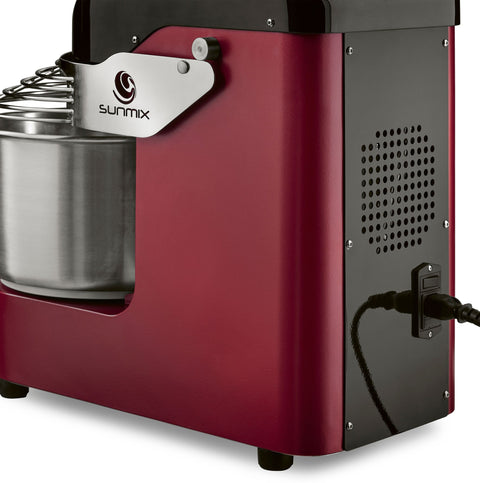 Ein rot-schwarzer Sunmix EVO6 Line Professionelle Teigmaschine-Touchscreen von Sunmix trägt den Markennamen „Sunmix“ auf einem Metallbefestigungsarm. Dieser Teigartenmixer umfasst eine Metallschüssel und ein sichtbares, seitlich eingestecktes Netzkabel mit Belüftungslöchern an der Seitenwand.