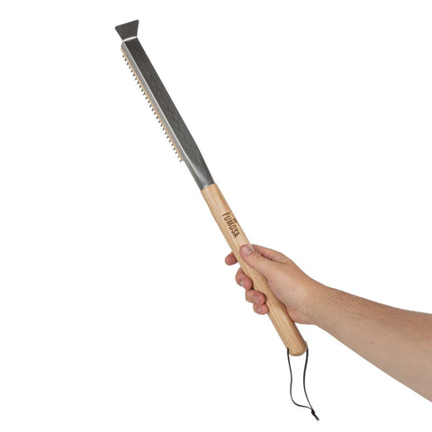 Eine Person hält ein Fumosa-Garten-Unkrautstecher mit langem Holzgriff. Das Werkzeug ähnelt einer FUMOSA Pizzaofen-Bürste mit Schaber, ist aber für die Gartenarbeit gedacht. An einem Ende hat es eine Metallklinge mit gezackter Kante und flacher Spitze, die zum Schneiden und Entfernen von Unkraut gedacht ist. Am Griff ist eine Aufhängeöse angebracht.