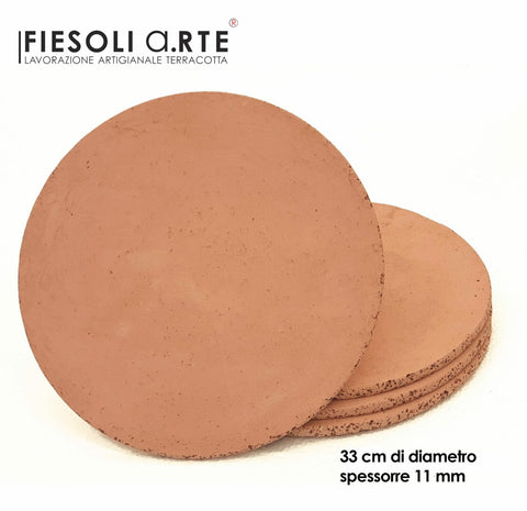 Ein Stapel Fiesoli-Terrakotta-Pizzasteine (rund, 33 cm), für Backofen und Grill, jeweils lebensmittelecht und 11 mm dick, dargestellt auf weißem Hintergrund mit dem Fiesoli-Logo in der oberen linken Ecke.